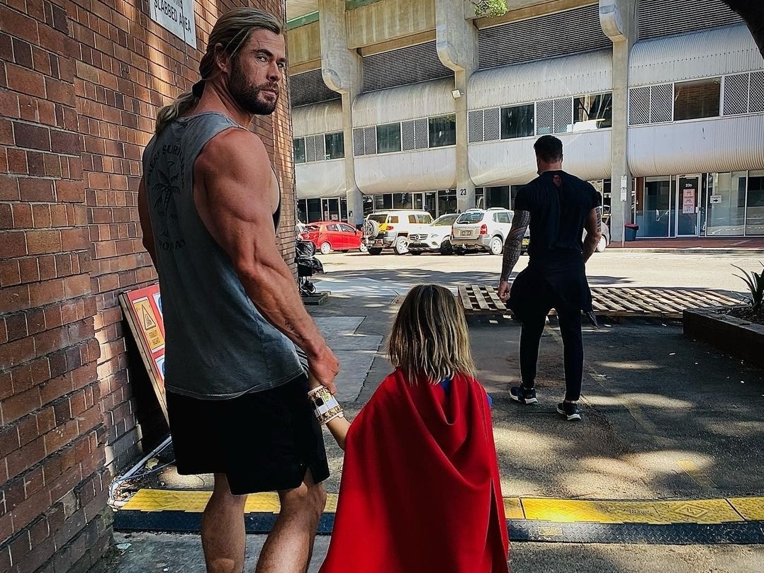 Thor” já tem três filhos! Conheça a família de Chris Hemsworth, o pai  super-herói