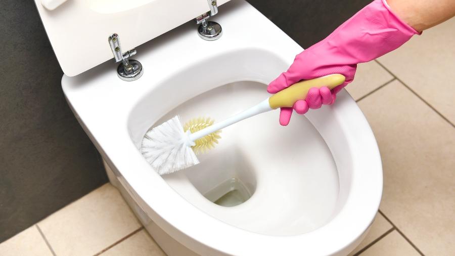 Limpar um vaso sanitário parece uma tarefa simples, mas requer alguns cuidados e muita atenção - Getty Images