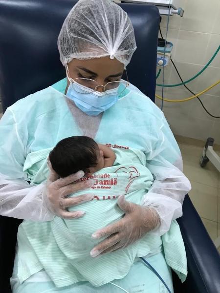 Mariluce Barreto percebeu que acalmava os bebês se desse meia hora de colo para eles - Divulgação/Maternidade Frei Damião 