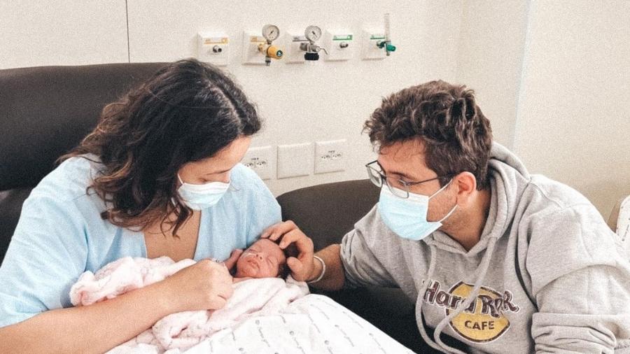 Camila Monteiro e o marido, Carlos Henrique Rebolo, com a filha Aurora - Reprodução/Instagram