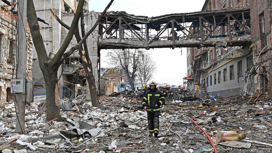 Kharkiv após bombardeio em 16 de abril de 2022 - SERGEY BOBOK / AFP