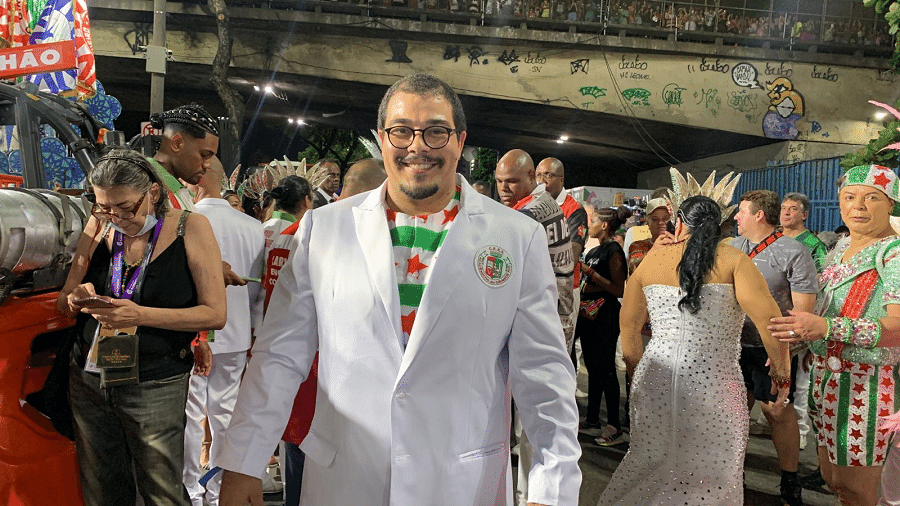 Louis Carlos, terceiro filho de Zeca Pagodinho, na Sapucaí - Bruno Laurato/UOL