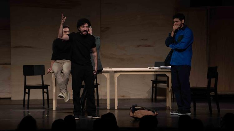 Rafael Primot em cena de "A Herança" com Bruno Fagundes, André Torquato e Marco Antônio Pamio