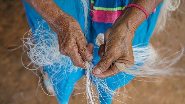 Produção de artesanato com linha sintética, pela falta de fibra de embaúba