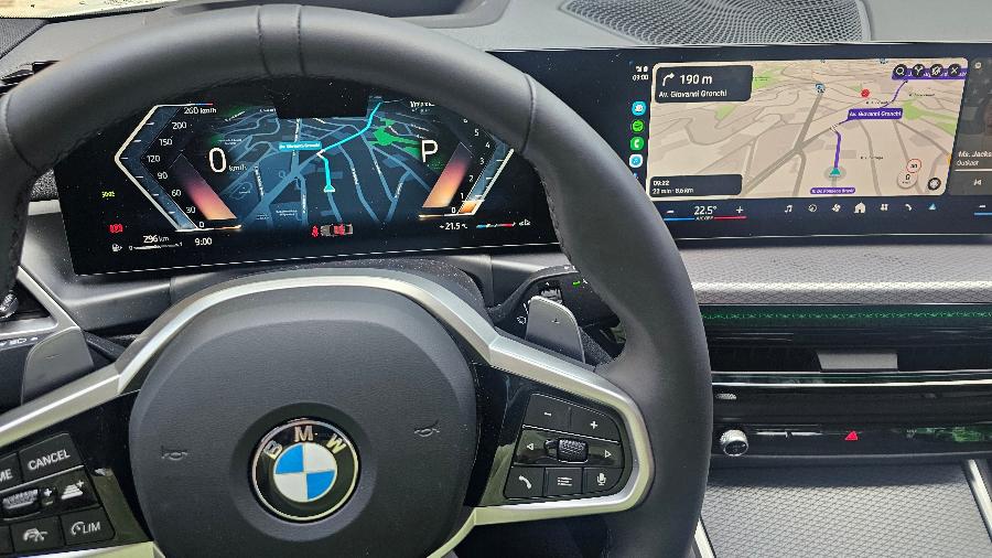 Mapa do Waze projetado no painel do BMW 320i Mapa do Waze projetado no painel do BMW 320i