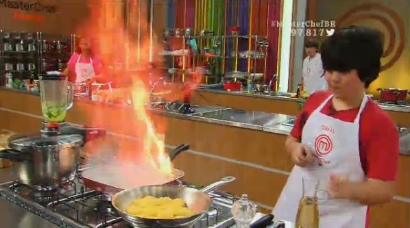 Tomás prepara javali flambado com panela em chamas - Reprodução/Band