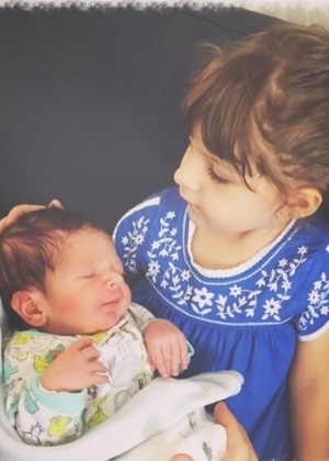 Sarah Oliveira mostra seu filho recém-nascido no colo da irmãzinha dele - Reprodução/Instagram/saraholiveira