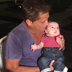 Cantor Leonardo conhece o neto, Noah; momento foi registrado pela mãe do bebê - Reprodução/Instagram/jessicabeatrizcosta - Reprodução/Instagram/jessicabeatrizcosta