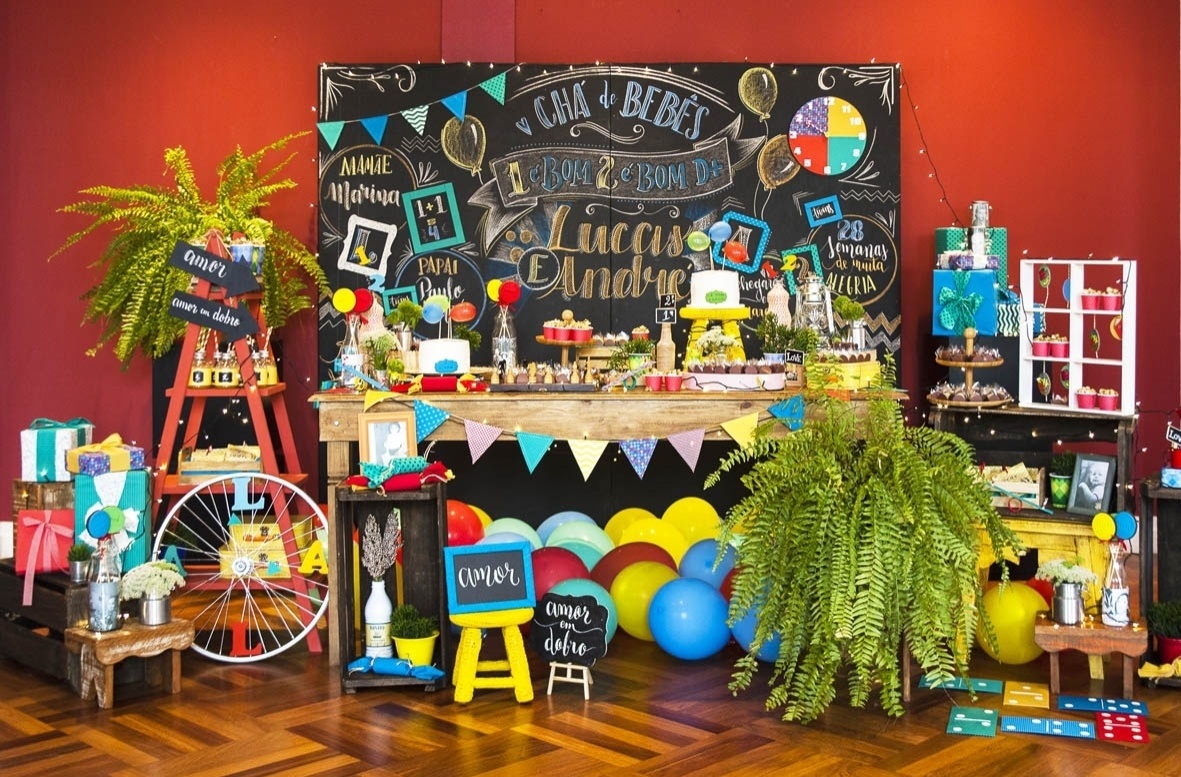 Com o tema um é bom, dois é bom demais, o chá de bebê dos gêmeos Lucas e André estava cheio de referências a brincadeiras para fazer em dupla, como bicicleta, jogo da memória, gangorra e dominó. A decoração foi feita pela Poá Festas & Craft (www.poafestas.com.br) - Sandra Pagano/Divulgação