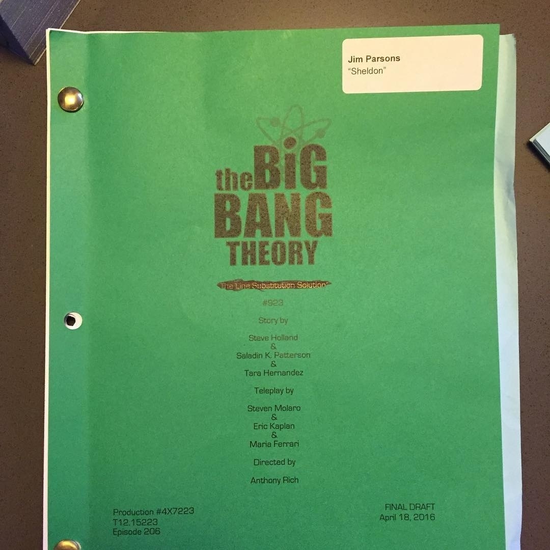 18.abr.2016 - Jim Parsons, o Sheldon de "The Big Bang Theory", começou a se despedir de seu personagem mais famoso. Em seu perfil no Instagram, o ator publicou uma foto do roteiro do último episódio da nona temporada e agradeceu ao público. "Segundos para o último episódio da temporada. Difícil compreender como essa temporada passou rapidamente. Obrigado a todos vocês por assistirem e fazerem parte disso", escreveu. A série está confirmada para durar até a décima temporada e ainda não foi renovada - Reprodução/Instagram/therealjimparsons