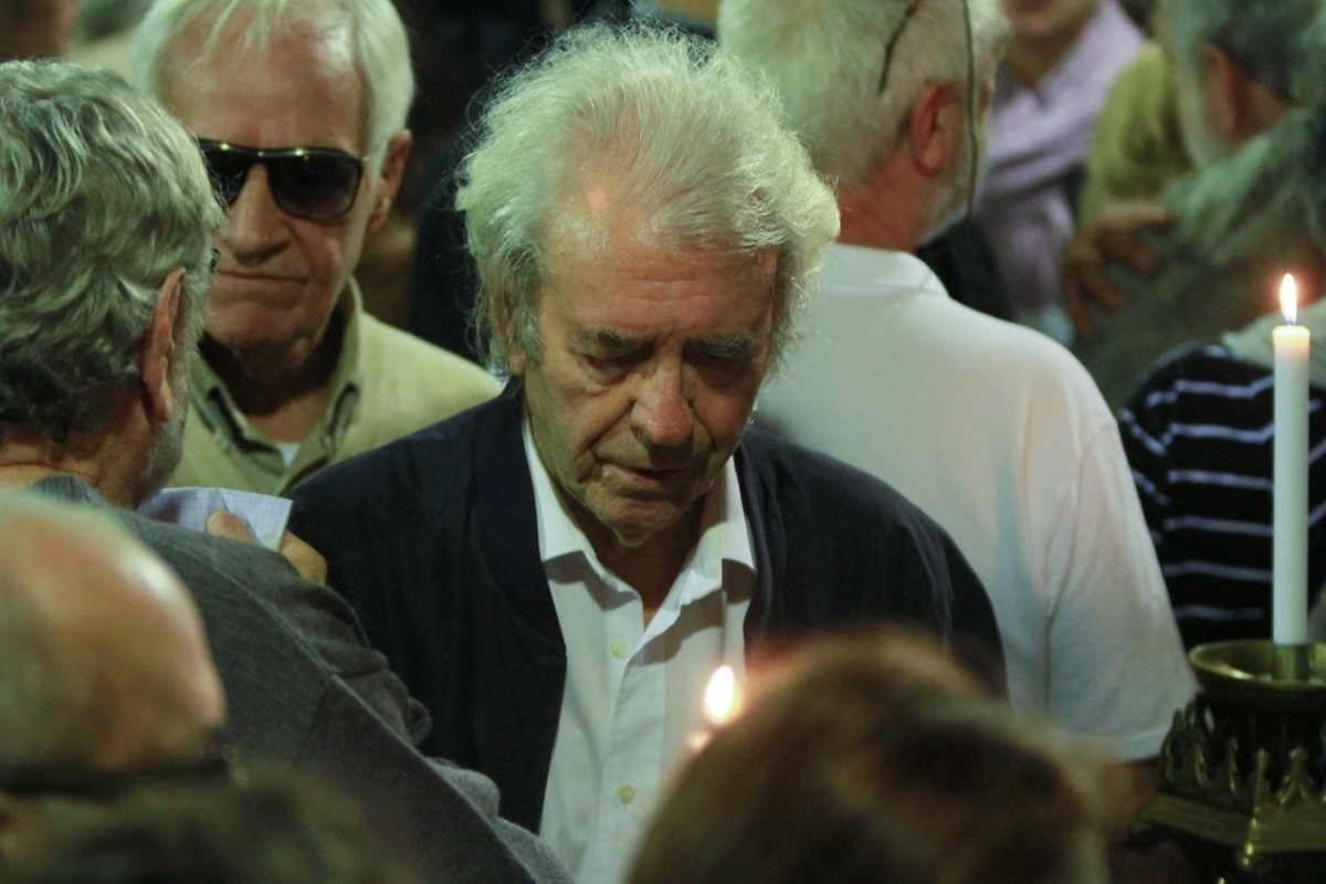 28.abr.2016- Juca de Oliveira se emociona ao se despedir de Umberto Magnani, que interpretava o padre Romão na novela "Velho Chico". O ator passou mal antes de começar mais um dia de gravações da trama de Benedito Ruy Barbosa - Amauri Nehn/Brazil News