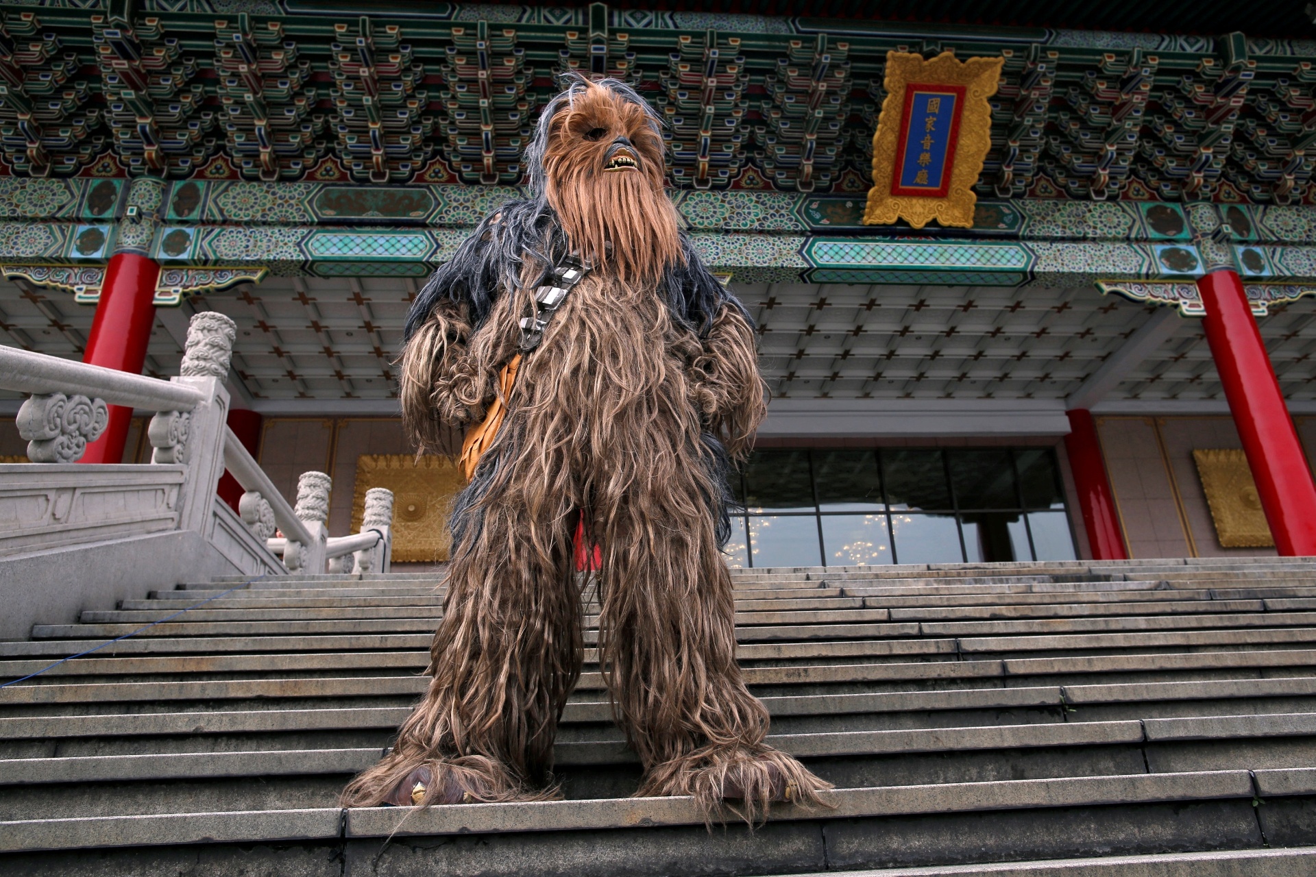 04.mai.2016 -  Fã festido de Chewbacca se apresenta em Taipei, no Taiwan - Tyrone Siu/Reuters