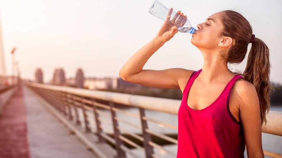 O cardiologista Mehmet C. Öz, do programa "The Dr. Oz Show" indica maneiras criativas para garantir a hidratação ao longo do dia - iStock