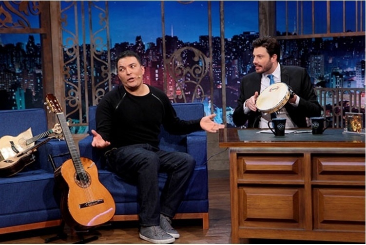 28.abr.2016 - Ex-vocalista do Art Popular, Leandro Lehart fala sobre sua música "Vem Dançar o Mestiço" - Reprodução /SBT