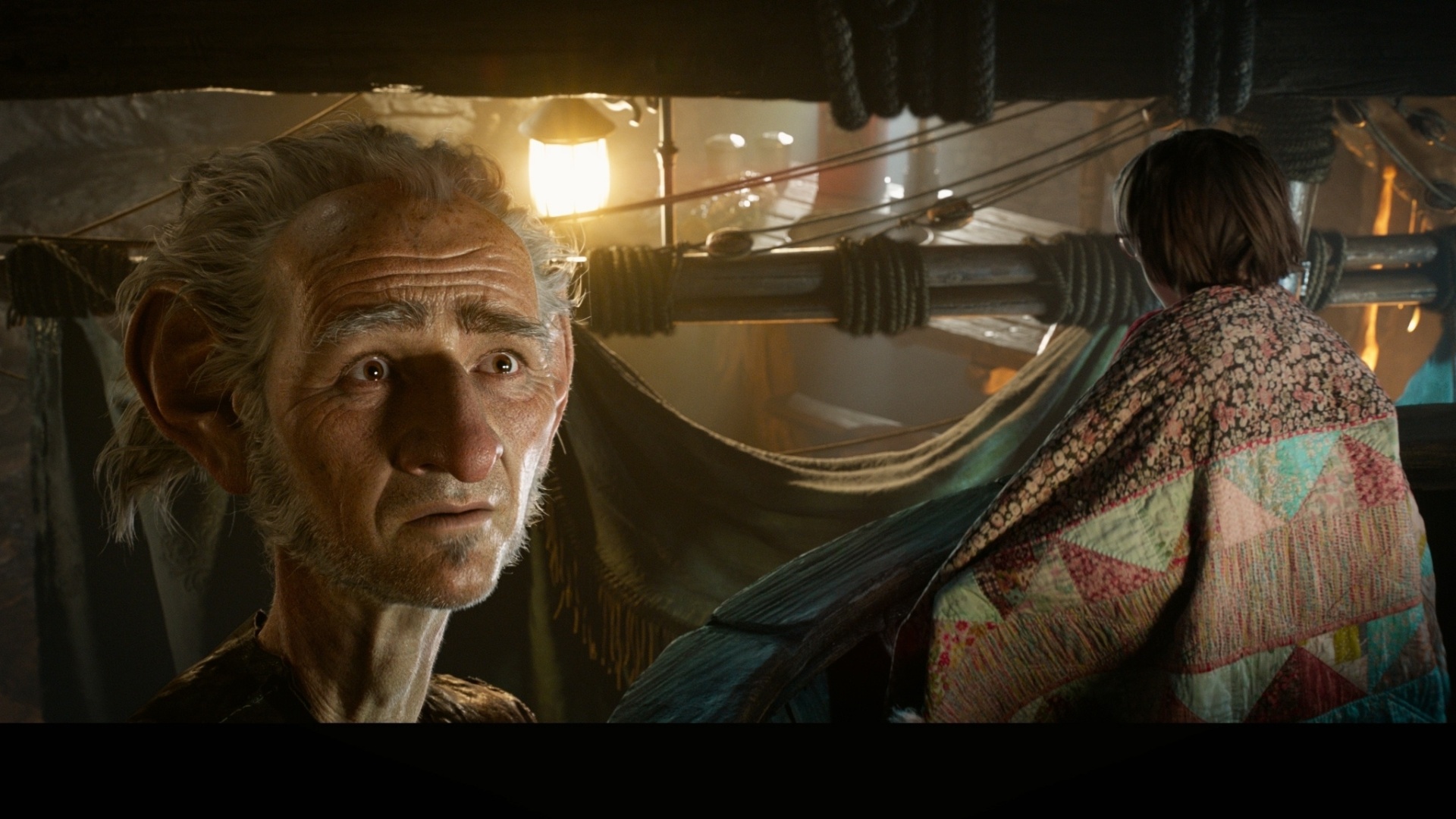 Mark Rylance e Ruby Barnhill como o gigante BGA e a pequena Sofia em cena do filme "O Bom Gigante Amigo" - Divulgação