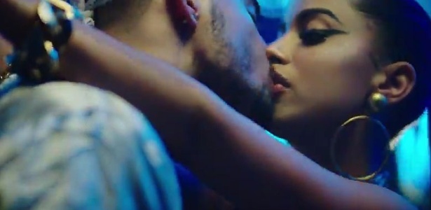 Anitta e o cantor colombiano Maluma trocam selinho no clipe de "Sim ou Não" - Reprodução - Reprodução