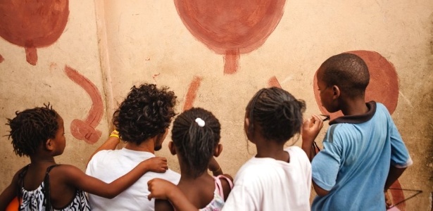 Crianças haitianas ficam entretidas com formas criadas pelo grafiteiro - Bruno Santos/Divulgação - Bruno Santos/Divulgação