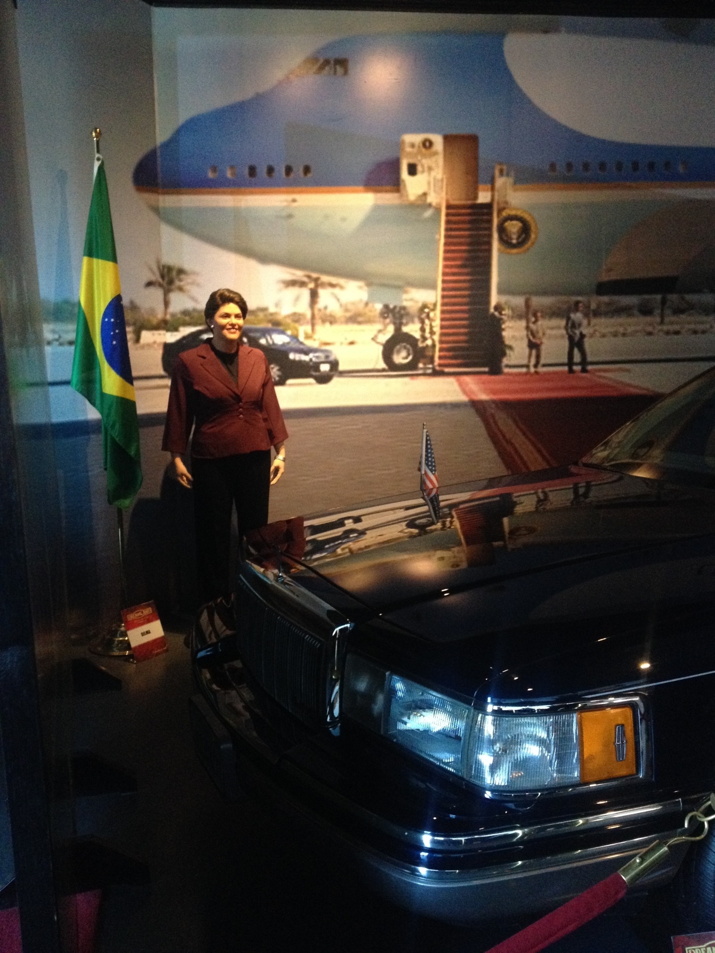 Exibida em seu auge no Salão Oval da Casa Branca, ao lado de Lula, Barack Obama e importantes ex-presidentes, a estátua de Dilma agora fica no final da exposição, já quase na saída do museu de cera de Gramado - Luna D'Alama/UOL