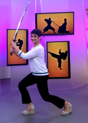 Sandra Annenberg brinca com uma katana, espada de samurai, na gravação do “Como Será?” - Divulgação - Divulgação