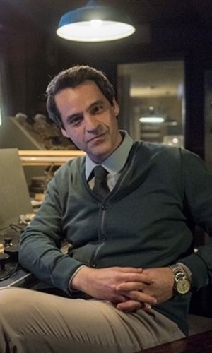 Aristides (Bruno Garcia): Melhor amigo de Saulo, é o roteirista da Rádio e TV Guanabara. Mantém um relacionamento com Rodolfo (Alejandro Claveaux) - Estevam Avellar/ TV Globo