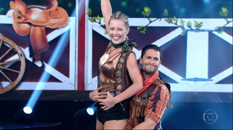 20.nov.2016 - Primeiro participante a entrar no palco, neste domingo, Rainer Cadete não agradou parte dos jurados do programa, que avaliou a falta de "leveza e charme" em sua performance - Reprodução/TV Globo