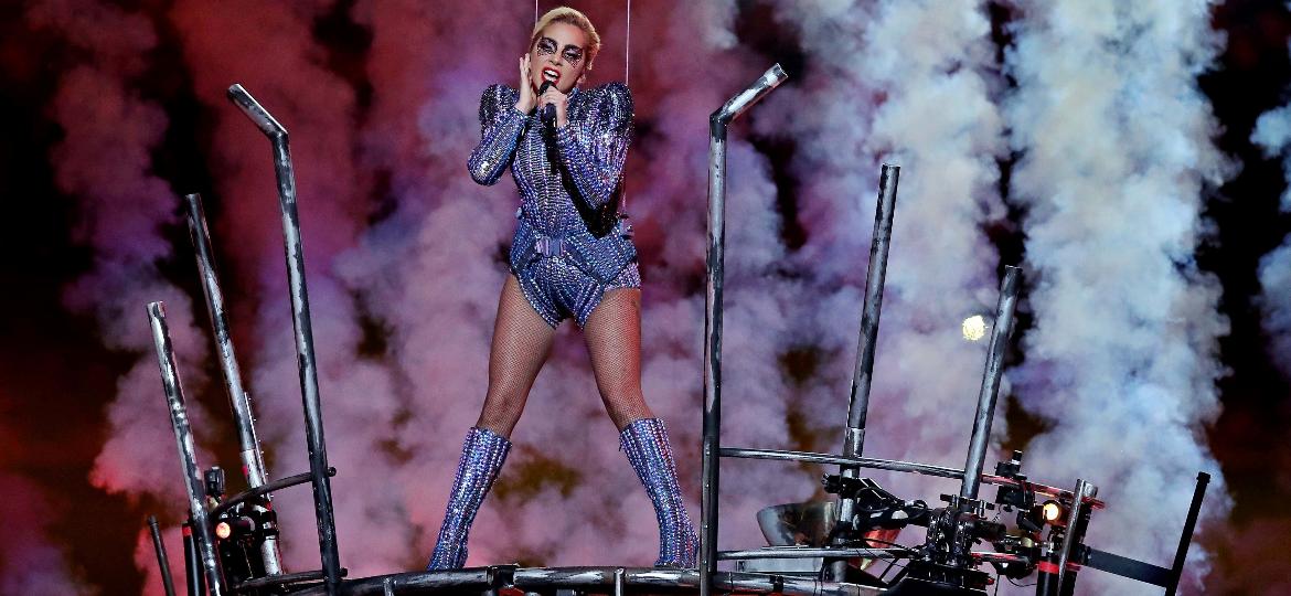 5.fev.2017 - Lady Gaga no show do intervalo do Super Bowl - Matthew Emmons-USA TODAY Sports