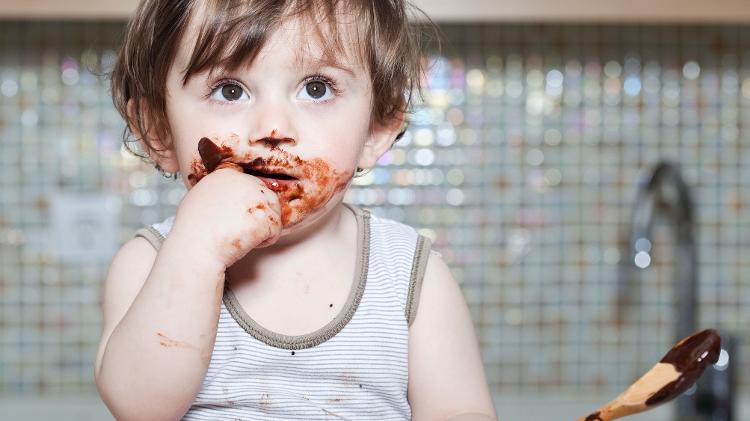 Criança comendo chocolate - iStock - iStock