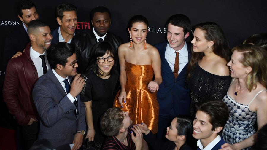 Em Los Angeles, Selena Gomez é cercada pelo elenco de "13 Reasons Why", série da Netflix que ela é produtora executiva - Mark Ralston/AFP