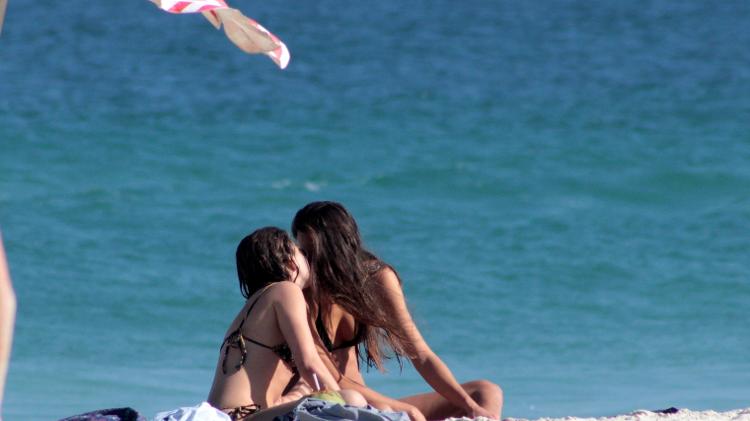 Bruna Linzmeyer curte domingo de sol em clima de romance com a namorada na praia da Barra da Tijuca, zona oeste do Rio - J C Pereira/Ag.News - J C Pereira/Ag.News