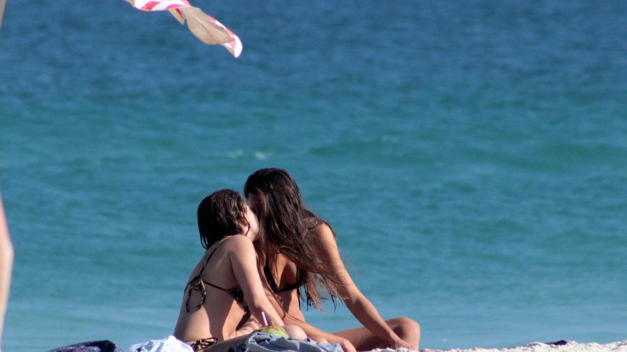 Bruna Linzmeyer curte domingo de sol em clima de romance com a namorada na praia da Barra da Tijuca, zona oeste do Rio - J C Pereira/Ag.News