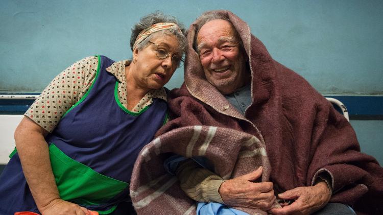Ângela Leal e Emiliano Queiroz na série "Sob Pressão", da TV Globo (Foto: Estevam Avellar/Divulgação/TV Globo)