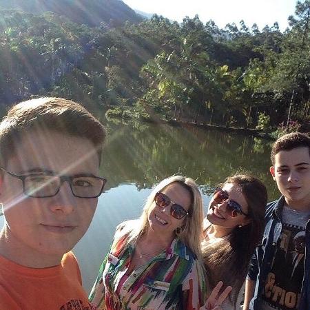 Simone com os filhos: os gêmeos Nicolas e Matheus, de 19 anos, e Jéssica, de 26. - Arquivo pessoal - Arquivo pessoal
