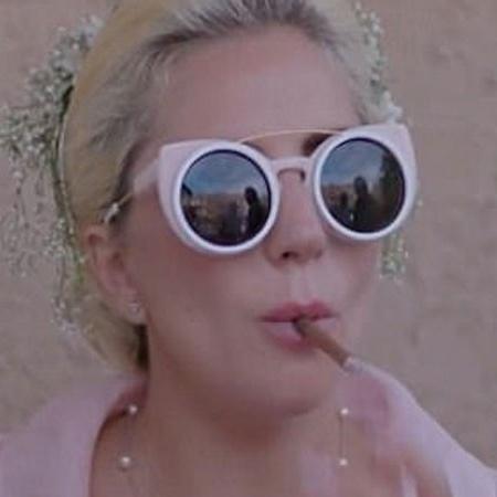 Gaga fuma "cigarrinho suspeito" em trailer de documentário da Netflix - Reprodução - Reprodução