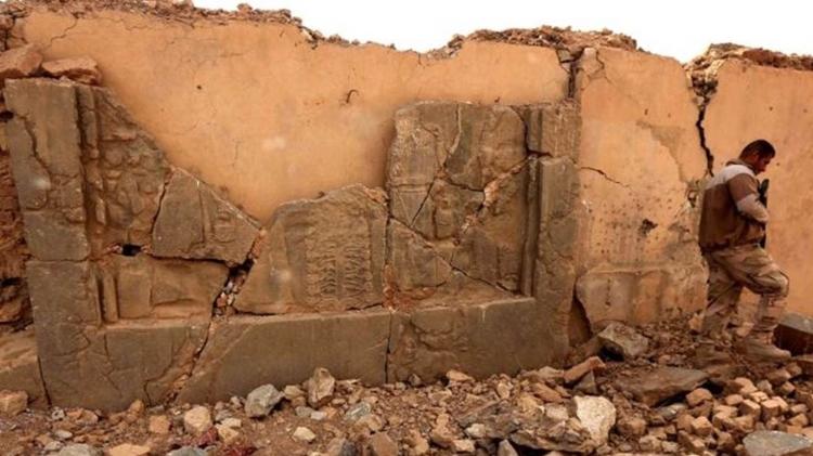 Soldado passa ao lado de sítio arqueológico destruído no Iraque - Getty Images - Getty Images