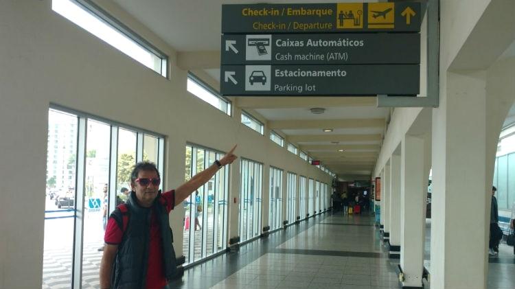 Zé Congonhas diz que o aeroporto é como sua segunda casa: Há quase 30 anos ele fotografa famosos no saguão do desembarque - Felipe Pinheiro/UOL - Felipe Pinheiro/UOL