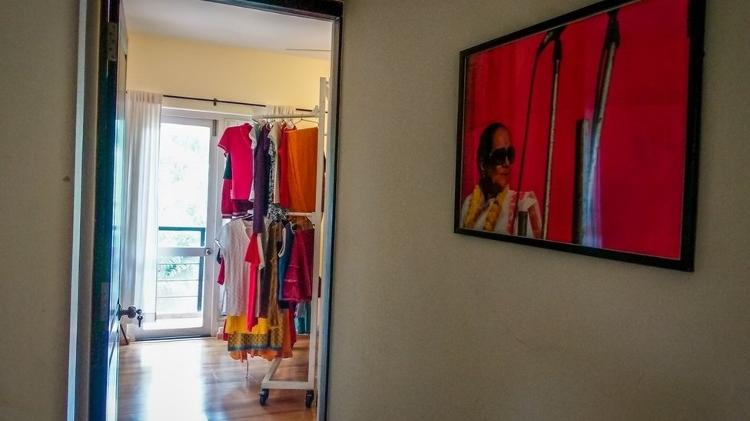 A artista converteu cômodo da casa em museu de roupas usadas por vítimas de abuso sexual  - Asif Saud/BBC - Asif Saud/BBC