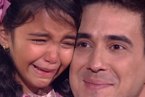 André Marques consola Mariah após eliminação no "The Voice Kids" - Reprodução/TV Globo - Reprodução/TV Globo