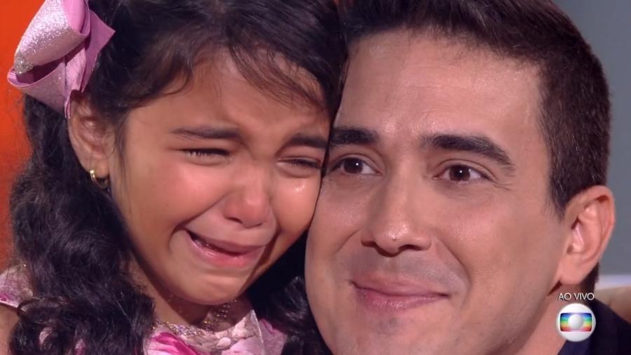 André Marques consola Mariah após eliminação no "The Voice Kids"; a menina está de volta à final do programa depois que a Globo anunciou que houve erro na soma dos pontos - Reprodução/TV Globo