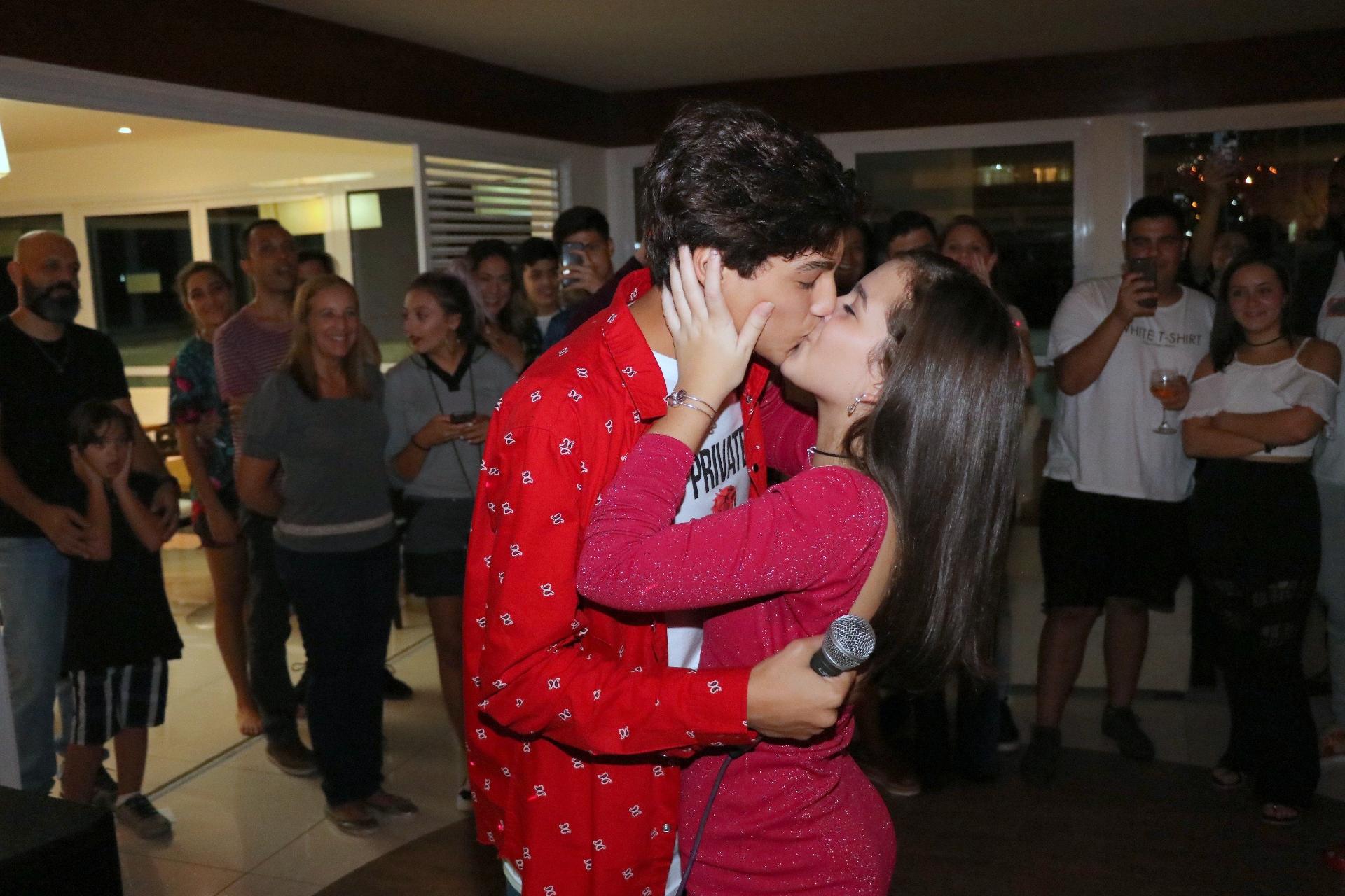 Mel Maia ganha festa surpresa com declaração do namorado e aliança - AgNews