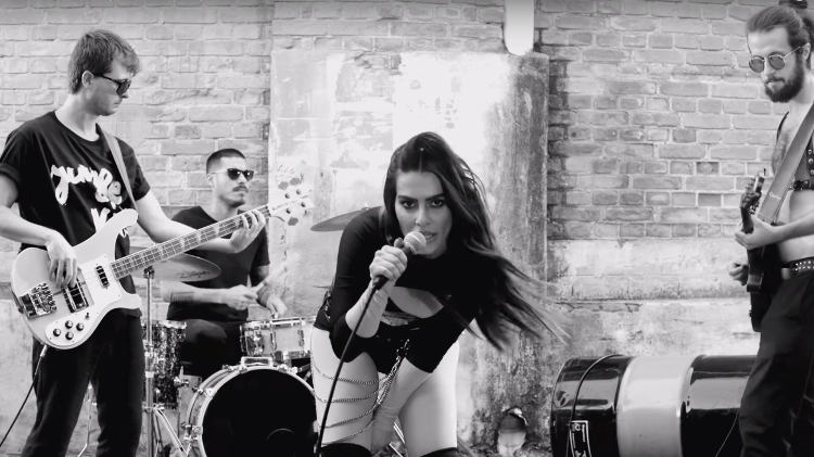 Cleo Pires no clipe "Jungle Kid" - Reprodução - Reprodução
