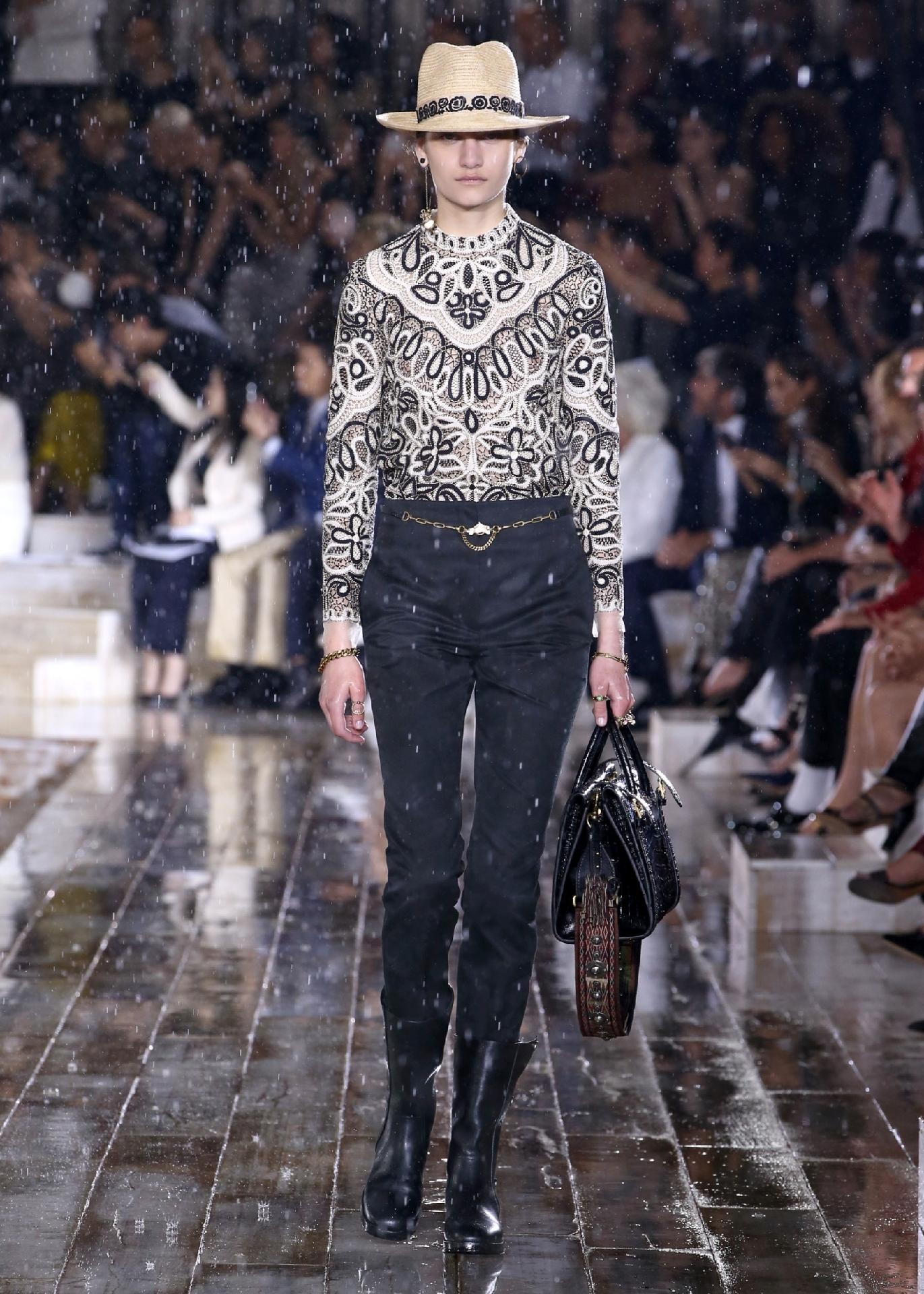 Chapéus de aba larga, criados por Stephen Jones - Divulgação