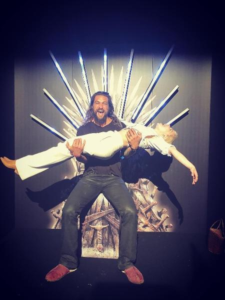 Emilia Clarke reencontra Jason Momoa, o Khal Drogo de "Game of Thrones", e é carregada por ele durante festa da série - Reprodução/Instagram/emilia_clarke