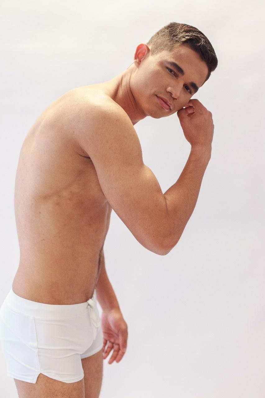 Clebson Teixeira, namorado do cantor Lulu Santos, acaba de abrir uma nova frente de trabalho. O jovem de 26 anos, que trabalha com tecnologia da informação de uma grande empresa de Belo Horizonte, entrou para a agência de modelos Versailles, que fica na capital mineira. - Divulgação/Agência Versailles