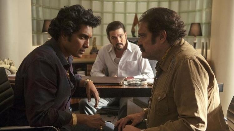 Tenoch Huerta (esquerda) interpreta Rafael Caro Quintero; Diego Luna (centro) interpreta Miguel Ángel Félix Gallardo; e Joaquín Cosío (direita.) é Ernesto Fonseca, na série do Netflix - Netflix - Netflix