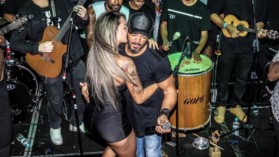 Ex-Miss Bumbum, Aline Uva agarra Belo durante show em São Paulo - Thiago Duran/AgNews