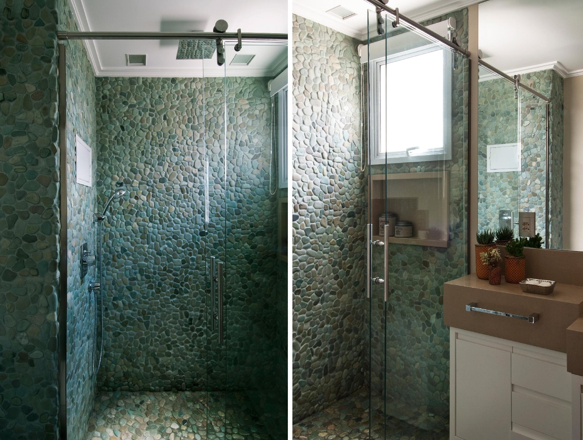 Relaxar é a palavra de ordem deste projeto de 5,03 m², assinado pela arquiteta Ana Yoshida. Mesmo compacto, o boxe com uma folha de correr e outra fixa conta com revestimento de seixos (Palimanan) que massageia os pés durante o banho. Na bancada, o trecho mais perto do boxe tem menor largura para não comprometer a circulação - Célia Mari Weiss | Divulgação