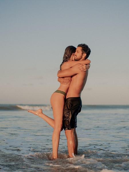 Rodrigo Simas e Agatha Moreira se abraçam na praia - Reprodução/Instagram