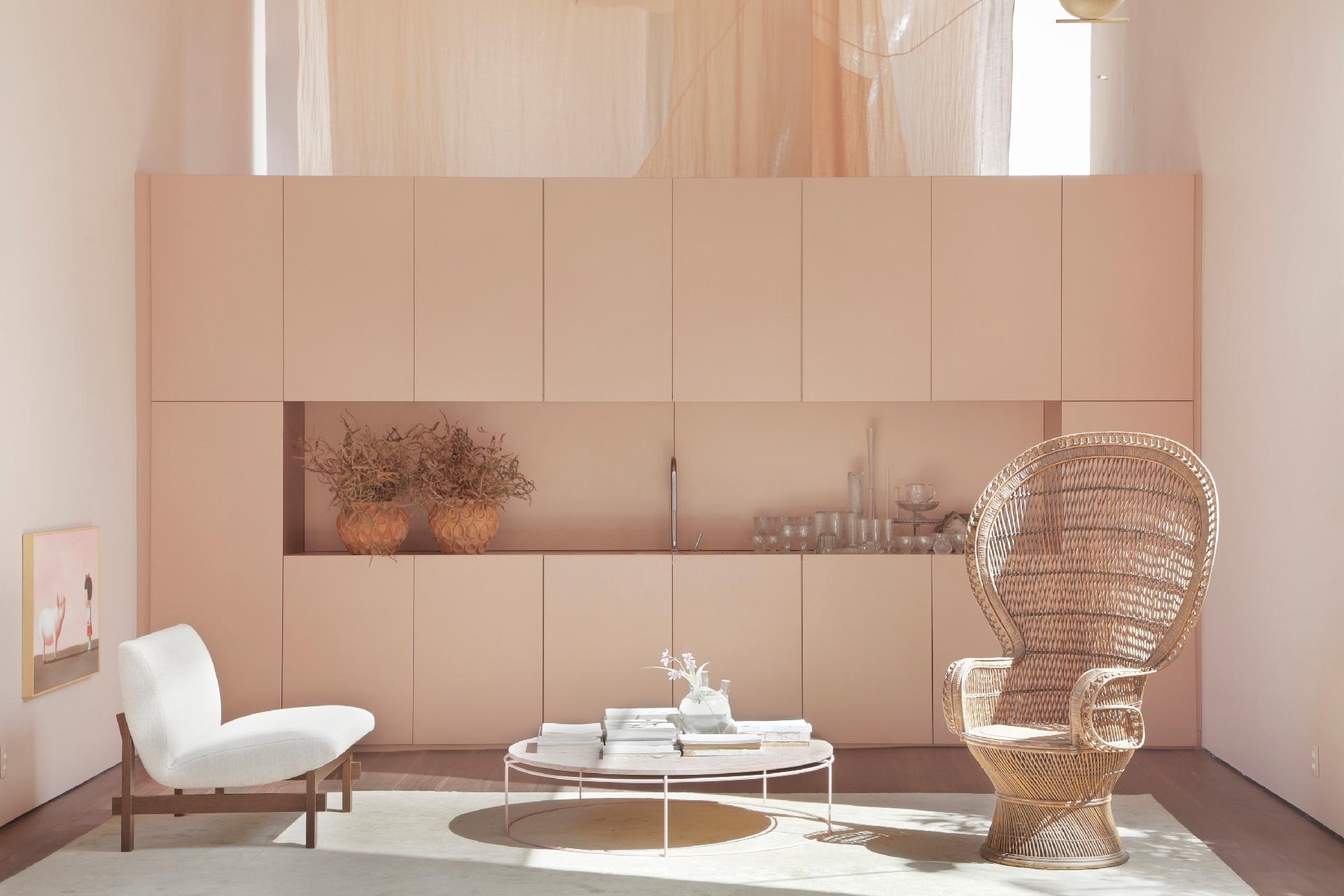 Com uma proposta poética e minimalista, o Terraço Aurora, dos cariocas da BC Arquitetos, é absolutamente rosa, que vai do pórtico da entrada até a área social, formada por cozinha e living. O projeto foi criado para que as pessoas possam respirar e se reconectar através dos elementos presentes na decoração - Imagem: Denilson Machado/MCA Estúdio | Divulgação