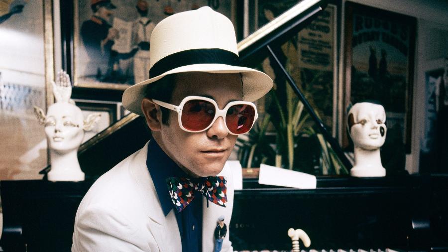 Elton John posa para foto em sua casa na Inglaterra em 1974 - Terry O"Neill