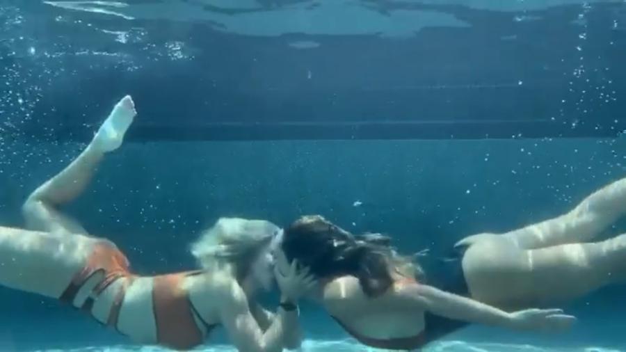 Laryssa Ayres e Maria Maya se beijam na piscina - Reprodução/Instagram/laryssa_ayres